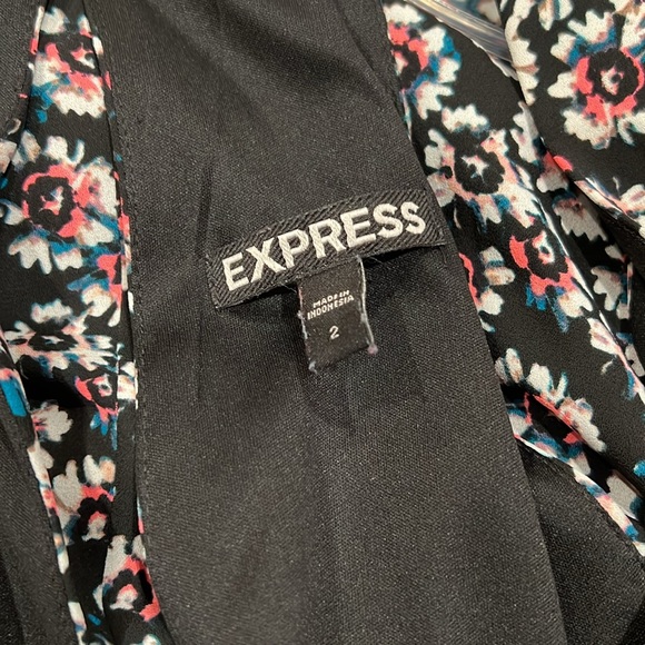 Express Floral Print Romper Shorts with pockets in Size 2 - Picture 7 of 9